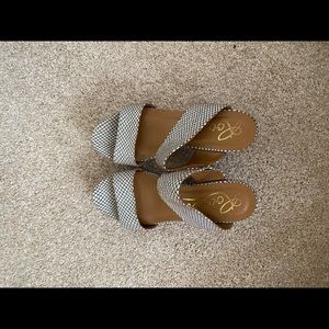 White speckled wedged